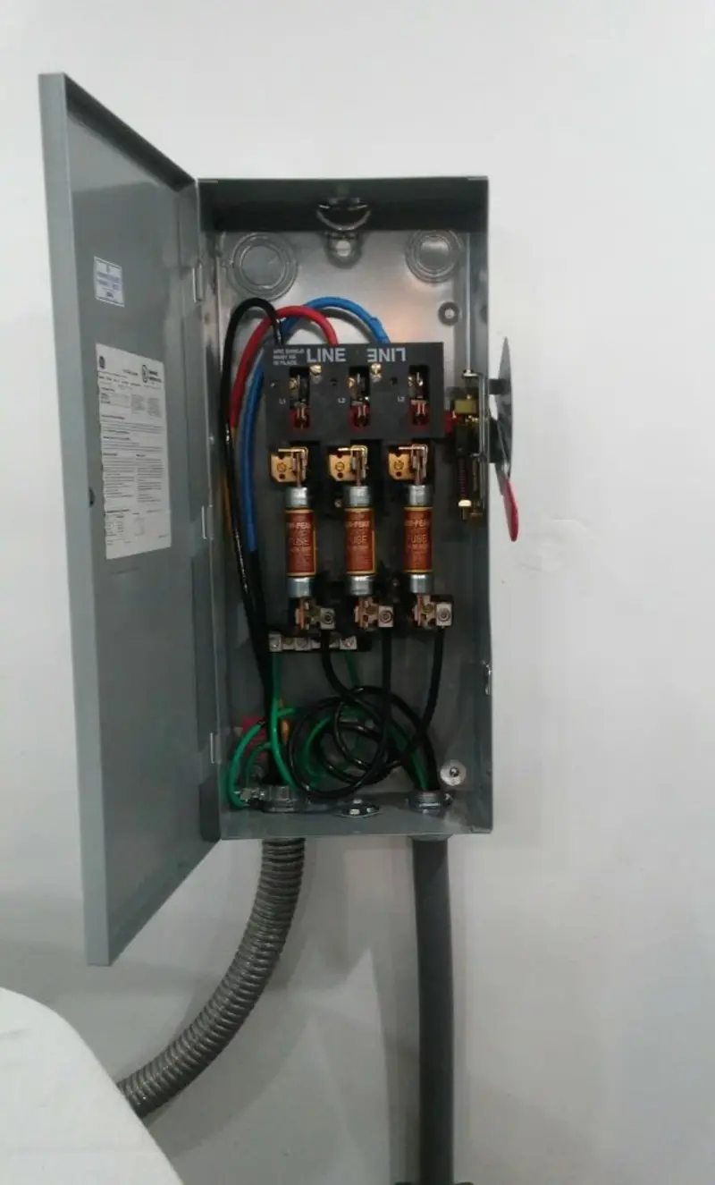 Three-phase disconnect switch installed for Smoke Detector Installation in Belen